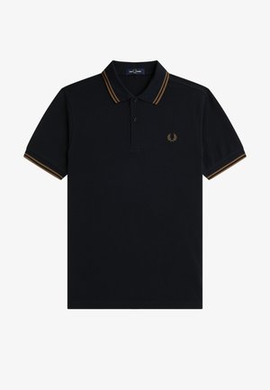 Polo negro de manga corta con cuello y puños a rayas doradas, tapeta de dos botones y un pequeño emblema dorado de laurel en el pecho.