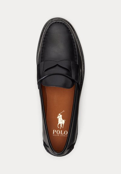 Juodos odos laisvalaikio batai su penny dirželiu, matomomis siūlėmis ir ruda vidpadžio dalimi su Polo Ralph Lauren logotipu.