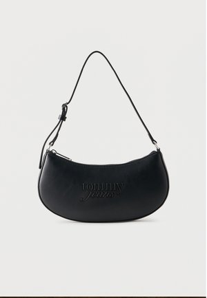 Geantă de umăr neagră în formă de semilună, cu curea lungă, logo „tommy jeans” în relief și închidere cu fermoar în partea de sus.