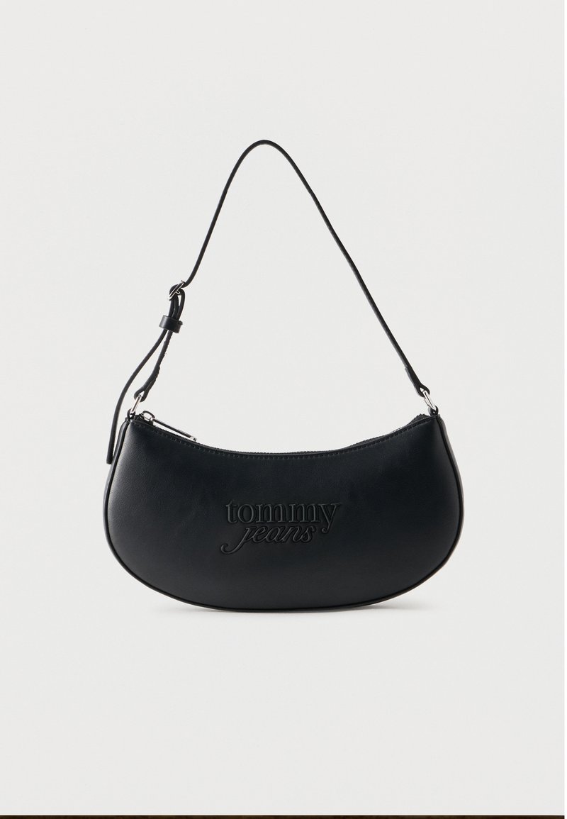 Μαύρη τσάντα ώμου σε σχήμα ημισελήνου με μακρύ λουράκι, με ανάγλυφο λογότυπο "tommy jeans" και φερμουάρ στο πάνω μέρος.