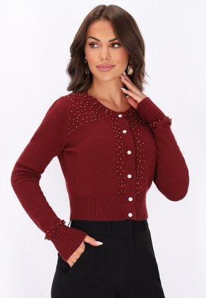 Burgunderfarbener Cardigan mit taillierter Passform, verziert mit Perlen an den Schultern und Ärmeln, mit Rundhalsausschnitt und Knopfverschluss.