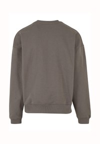 Sweatshirt gris en tissu doux, avec col rond, manches longues et poignets et ourlet côtelés, sans graphiques ni motifs.