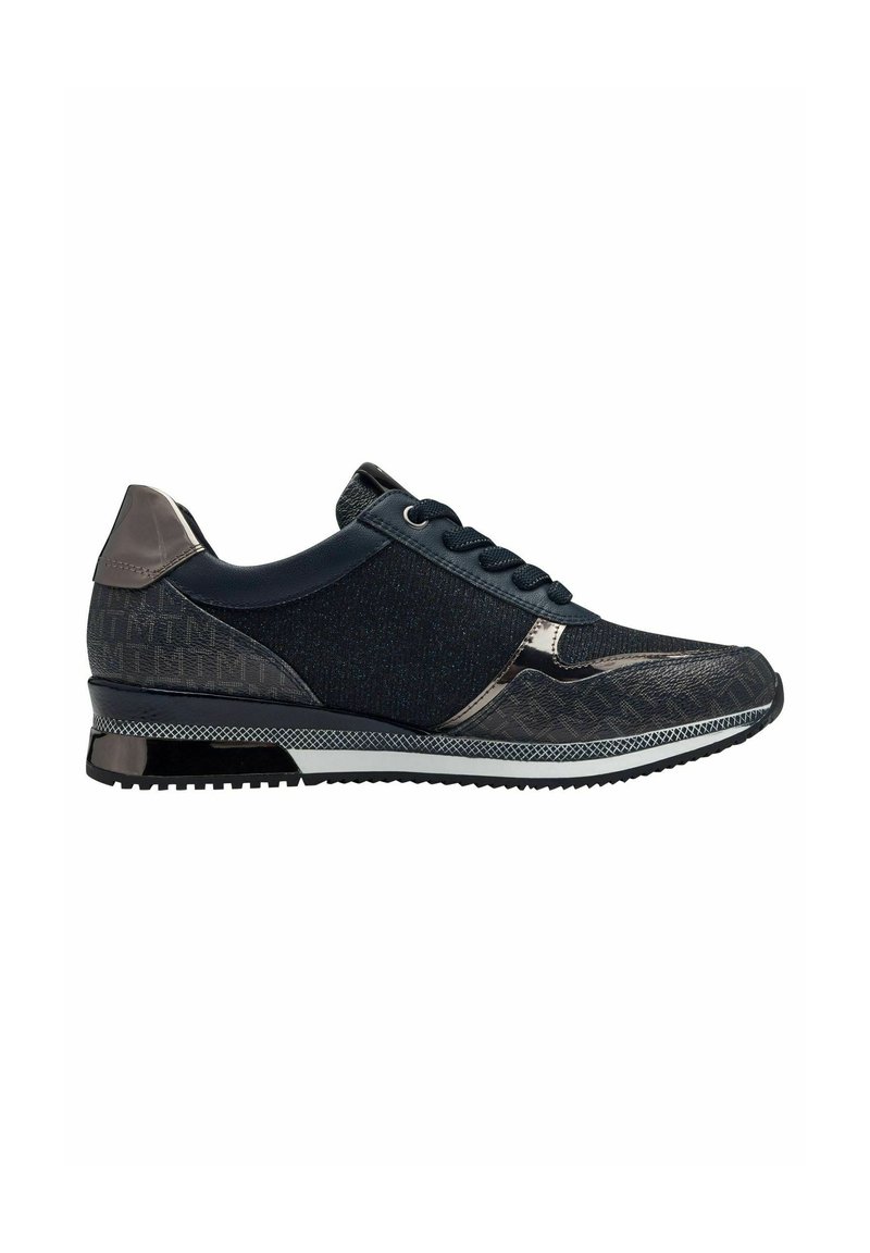 Marineblaue Sportschuhe aus strukturiertem Material mit metallischen Akzenten. Sie verfügen über eine abgerundete Spitze, eine Schnürfront und ein gemustertes Rückendesign.