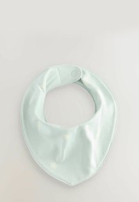 Mintgrön haklapp med triangulär form, mjukt tyg och små vita stjärnmönster, som fästs med en tryckknapp.