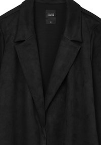 Schwarze Wildleder-Blazer mit einem Reverskragen, featuring einer glatten текстур und einem einzelner Knopfverschluss. Etikett im Inneren sichtbar. Größe klein.