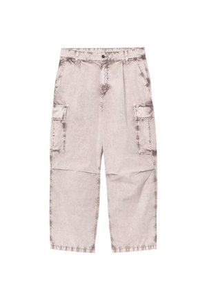 Pantalones cargo beige de pierna ancha con pliegues frontales, dos bolsillos laterales con solapa, trabillas para cinturón y cierre con botón.