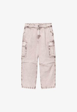 Pantaloni cargo beige a gamba larga con pieghe anteriori, due tasche laterali con patta, passanti per cintura e chiusura con bottone.