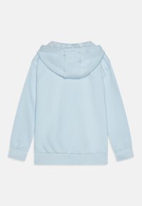 Hanorac albastru deschis cu o textură moale, cu glugă ajustabilă prin șnur, manșete și talie ribate. Prezintă un design simplu, uniform, fără embellishments.