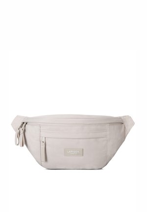 Hellbeige Bauchtasche mit vorderer Reißverschlusstasche und Hauptfach, mit Larkson Hamburg Markenetikett.