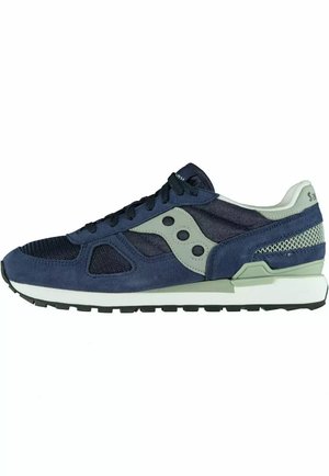 Sneaker in suede blu navy con accenti in rete, dettagli grigi, punta rotonda, lacci neri e suola in gomma con un motivo di battistrada testurizzato.