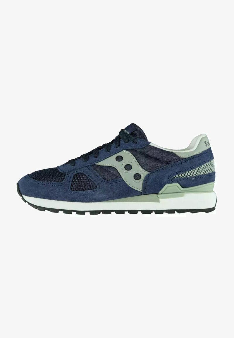 Sneaker in suede blu navy con accenti in rete, dettagli grigi, punta rotonda, lacci neri e suola in gomma con un motivo di battistrada testurizzato.