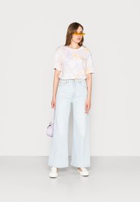 Monki T-shirt estampada - white light/pastel