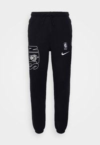 Svarta mjukisbyxor med vitt "Nets"-logotyp, NBA-emblem och Nike-logotyp. Dragsko i midjan och muddar vid anklarna, tillverkade av ett mjukt material.