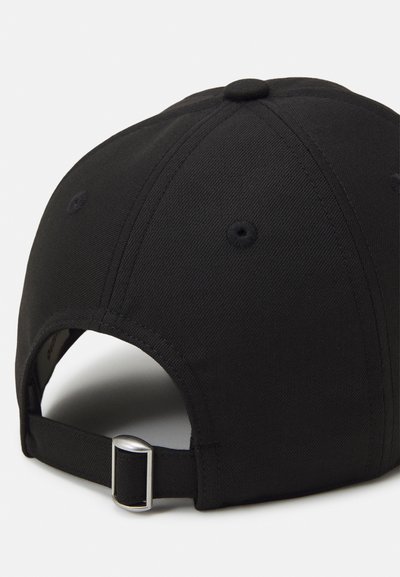 Sort baseballcap set fra ryggen, med en stofrem og en sølvfarvet metalspænde til størrelsesjustering.