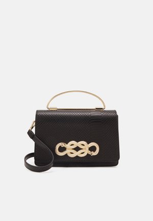 Bolso negro con textura, cierre en forma de serpiente dorada, asa superior dorada y correa de hombro desmontable sobre fondo blanco.