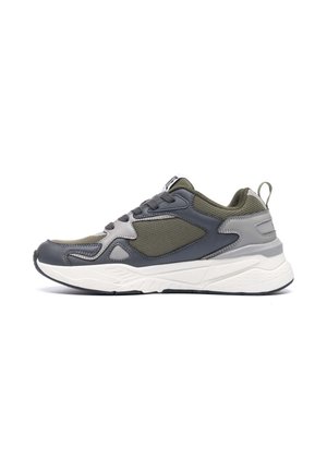 Sneaker sportiva grigia e verde oliva con tessuto mesh, sovrapposizioni sintetiche, suola spessa bianca e linguetta sul tallone, vista laterale.