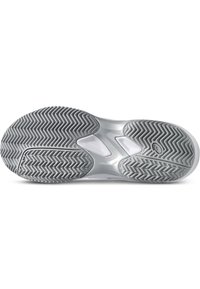 Semelle de chaussure de sport grise avec un motif en caoutchouc texturé, présentant des rainures en chevron et une section centrale lisse pour une meilleure traction.