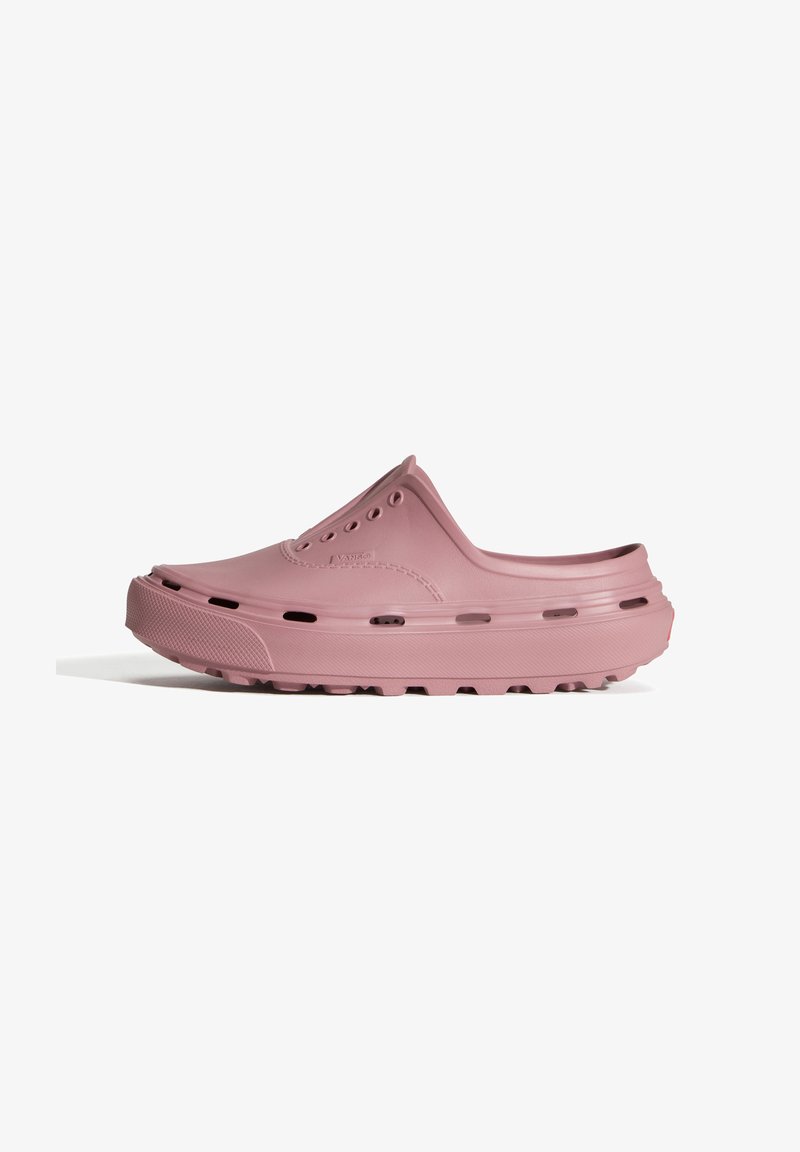 Zoccoli slip-on in gomma rosa con punta arrotondata, fori per la ventilazione e suola strutturata per una migliore presa. Progettati con un profilo minimalista.
