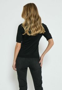 Desires EVIA SHORT SLEEVE - Navadna majica - black