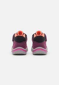 Fialové semišové boty s černou síťovinou, oranžovými akcenty a šedou podrážkou s růžovým pruhem. Design zahrnuje nastavitelné popruhy.