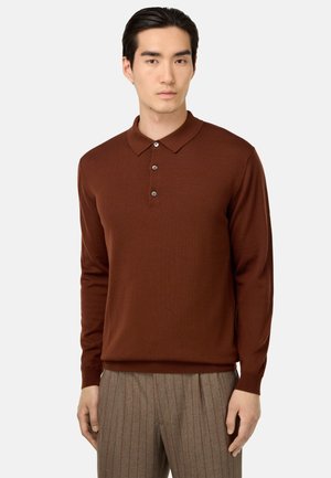 Brązowa, długosleeve polo z kołnierzykiem i trzema guzikami, wykonana z gładkiego materiału. W połączeniu z brązowymi spodniami w paski.