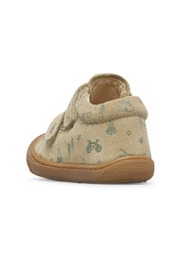 Scarpe per bambini in suede marrone con motivi a tema campeggio verdi, con cinturino in velcro, punta arrotondata e suola in gomma flessibile per comfort e aderenza.