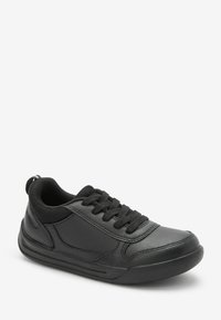 Sneaker nere con tomaia in pelle sintetica liscia, linguetta in mesh testurizzato e lacci neri. Punta arrotondata e suola in gomma per una migliore aderenza.