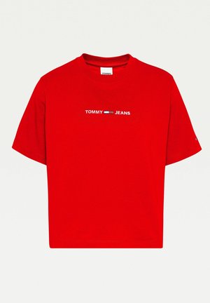 Rød T-shirt med korte ærmer med teksten "TOMMY JEANS" og et lille Tommy Hilfiger flaglogo centreret på brystet.