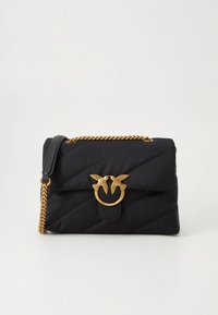 Μαύρη τσάντα χειρός από καπιτονέ νάιλον με λουράκι αλυσίδας σε χρυσό τόνο, με κυκλικό κλείσιμο σε σχήμα πουλιού και εκλεπτυσμένη υφή.