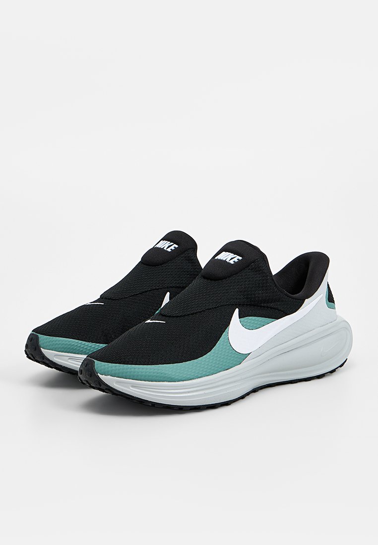 Zapatillas deportivas negras y verde azulado con parte superior texturizada, cuello elástico y logo swoosh blanco. Suela ligera con agarre texturizado.