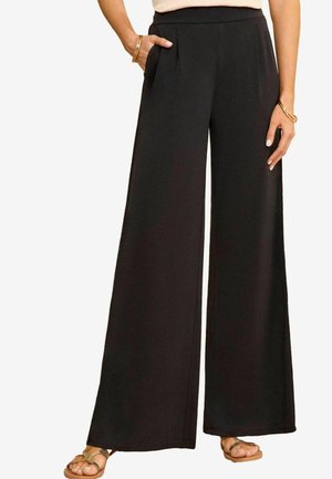 Zwarte wijde broek met een hoge tailleband, plooien en zijzakken, gemaakt van een zachte stof. Accenten zijn een ontspannen pasvorm en minimale details.