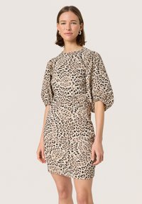Een jurk met luipaardprint heeft korte pofmouwen, een ronde halslijn en een figuuraccentuerende pasvorm in beige en zwarte tinten.
