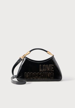Fekete lakkbőr kézitáska arany színű fémrészletekkel és a "LOVE MOSCHINO" felirattal arany betűkkel az elején, felső és vállpántokkal.