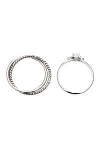 Hõbedase värvusega rõngaste komplekt, mis sisaldab keerduvat bändi ja solitaire rõngast kolme väiksema kiviüksega. Sile viimistlus ja poleeritud disain.