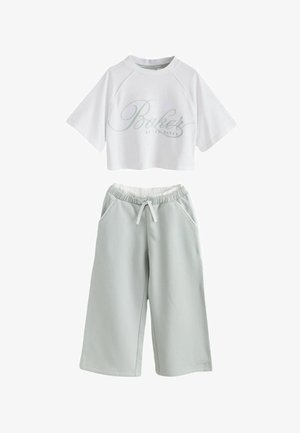 Baker by Ted Baker REGULAR FIT - GREEN BOXY T-SHIRT & CONTRAST WAISTBAND TROUSERS SET 2 - Pantaloni de trening - green