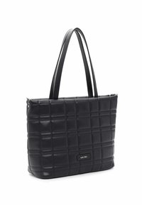 Černá kožená taška přes rameno s prošívanou texturou, obdélníkový tvar, dvojité rukojeti a zipové uzavírání; má značkovou etiketu na bocích.