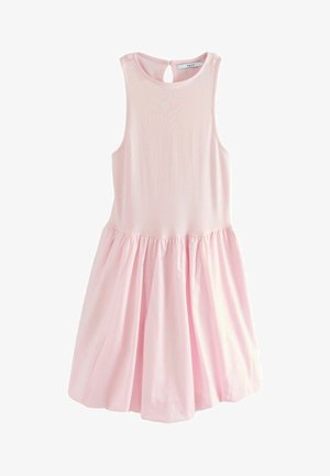 Roze mouwloos jurk van zachte stof, met een getailleerde bovenkant, uitlopende rok en sleutelgatdetail op de rug.