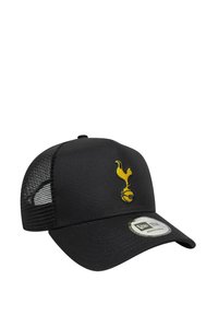 Schwarze Kappe mit einem runden Schirm, Netzrücken und gelbem gesticktem Logo eines Huhns auf einem Basketball an der Vorderseite. Verstellbarer Riemen auf der Rückseite.