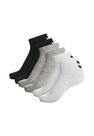 Six paires de chaussettes de cheville : noir, gris foncé, gris clair et blanc. Texture côtelée avec des rayures d'accent blanches et noires en haut.
