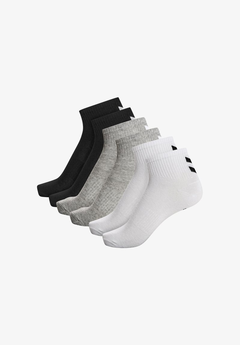 Sex par ankle-sockor: svarta, mörkgrå, ljusgrå och vita. Ribbad textur med vit och svart accentrand på toppen.