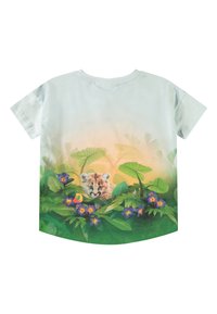 Lichtblauw T-shirt met korte mouwen, met een afbeelding van een kleine kat tussen kleurrijke bloemen en groene bladeren, met een gradient achtergrond.