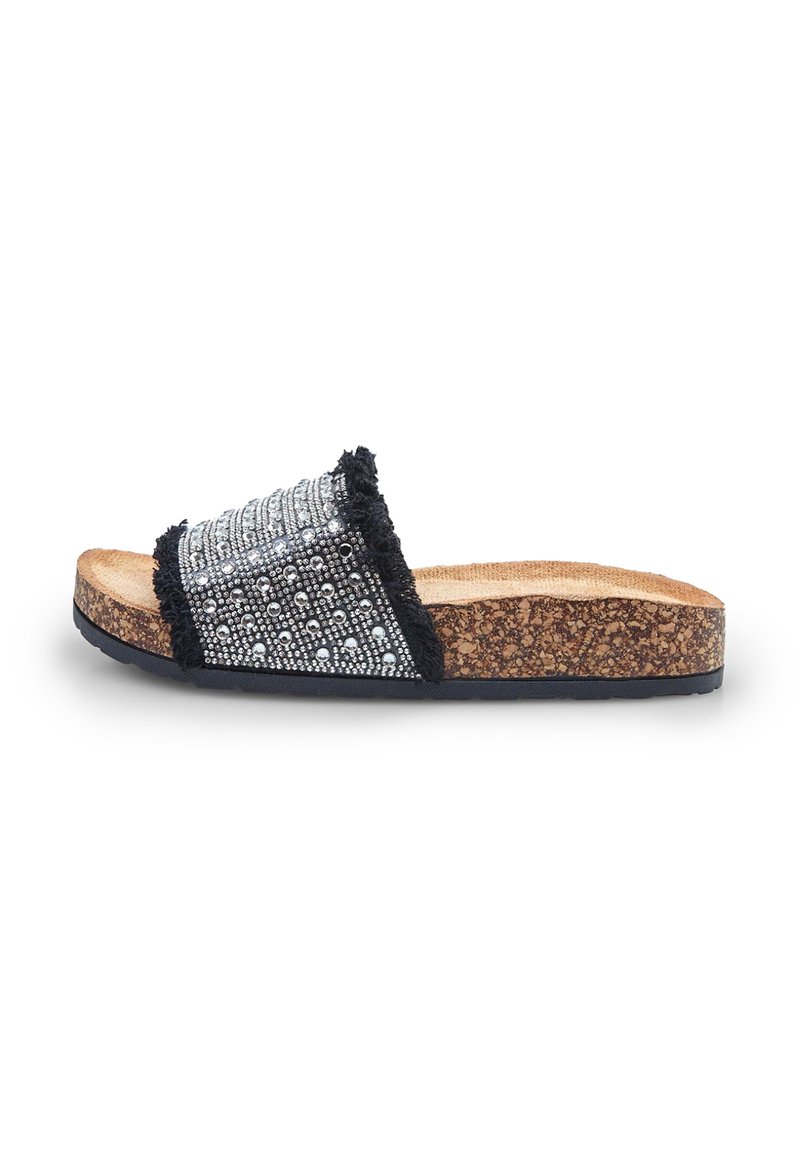 Sandal sa platformom od plute, s gornjim dijelom ukrašenim crnim i srebrnim perlicama, koji ima resice i teksturiranu podlogu za bolju prionuće.