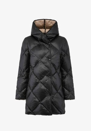 Czarna pikowana kurtka z wzorem diamentowym, wysoki kołnierz i zapięcie na guziki. Wnętrze wyłożone jasnym beżem. Gładka, błyszcząca tekstura.