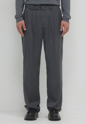 Grau tailored Hosen mit flacher Vorderseite, Falten und einem Gürtel. Aus strukturiertem Stoff gefertigt, verfügt über einen Standardbund und umgeschlagene Säume.
