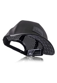 Casquette noire avec une visière noire texturée et des côtés perforés. Dotée d'une patch logo en tissu uni et d'une sangle ajustable à l'arrière.