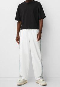 Bershka Tygbyxor - white