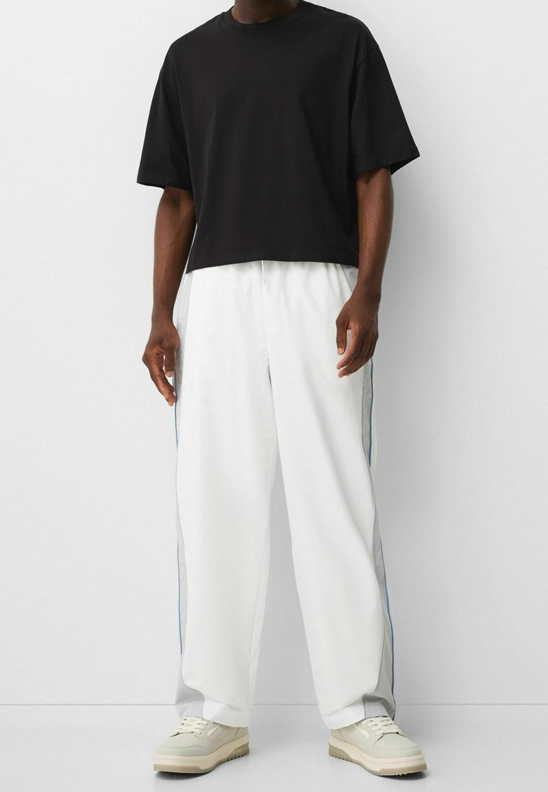 Bershka Tygbyxor - white