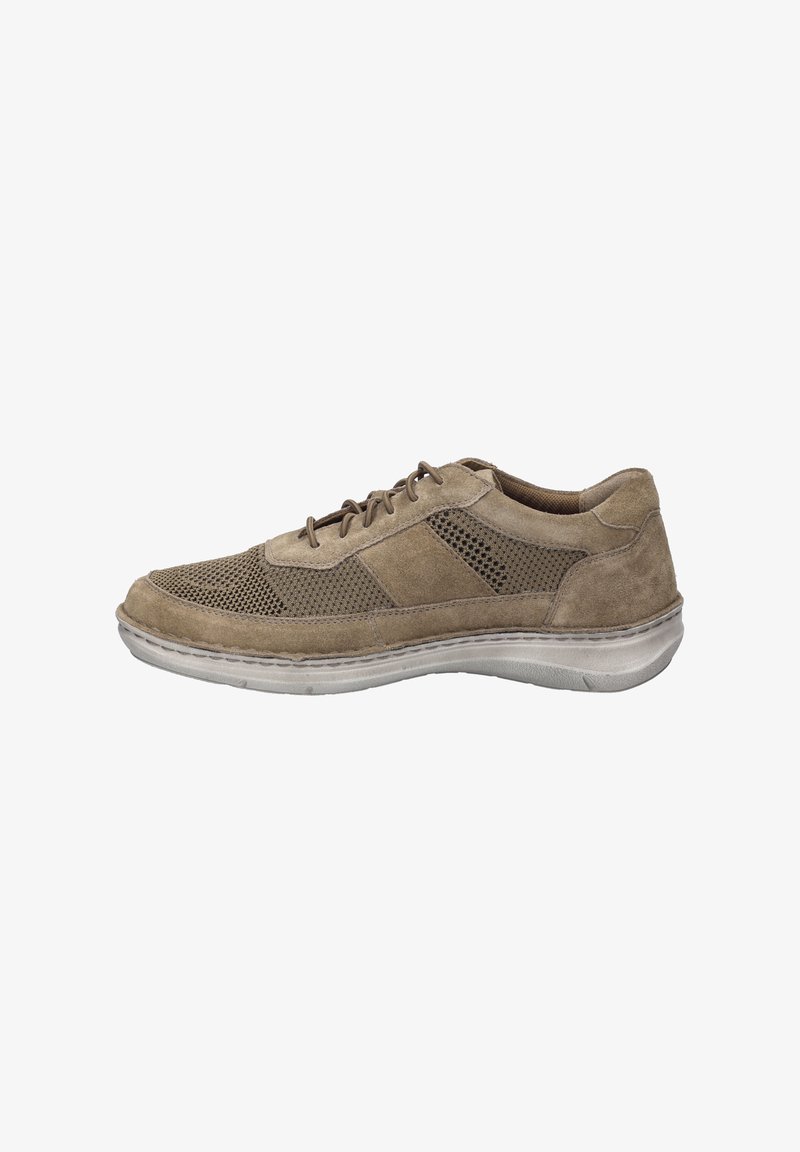 Sneaker in suede marrone con pannelli in mesh, punta rotonda e chiusura con lacci. La suola è grigio chiaro con una finitura leggermente texturizzata.