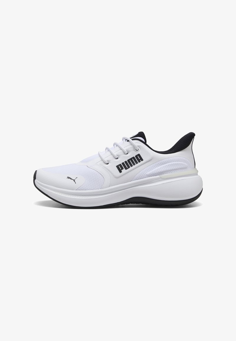Baltos sportinės batų su tinklinio viršumi, juodais akcentais ir ryškiu Puma logotipu. Siūlo paminkštintą pado ir elegantišką dizainą patogumui.