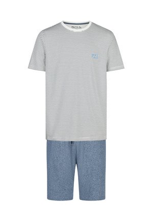 Weißes kurzärmeliges T-Shirt mit dünnen schwarzen Streifen, kombiniert mit einfarbigen hellblauen Shorts mit Kordelzug.